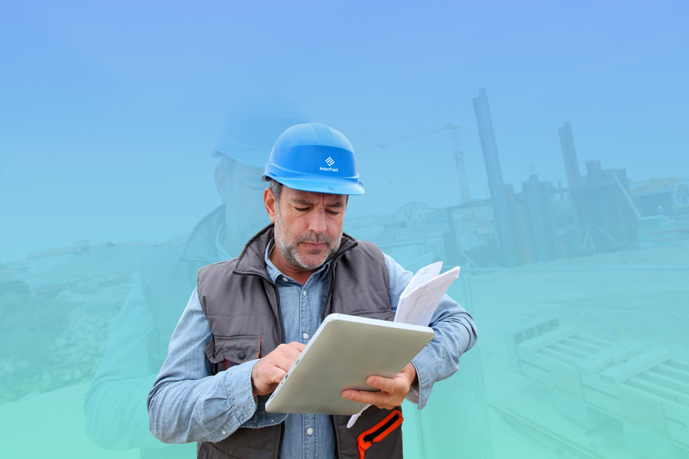 technicien-qui-remplit-un-rapport-d-intervention